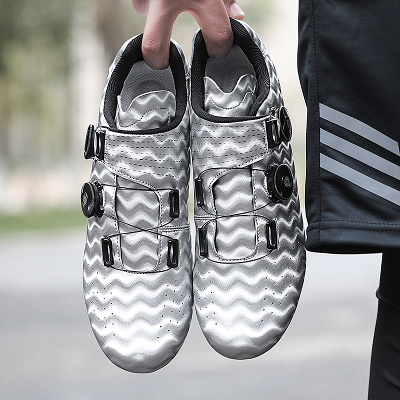 Cycling Commute Shoes - เหมาะสำหรับการแข่งขันบนถนน การเดินทางในเมือง การปั่นจักรยานระยะสั้น และการขับขี่แบบสบายๆ; ปรับความแน่นได้ด้วยคลิกเดียว แบบหมุน
